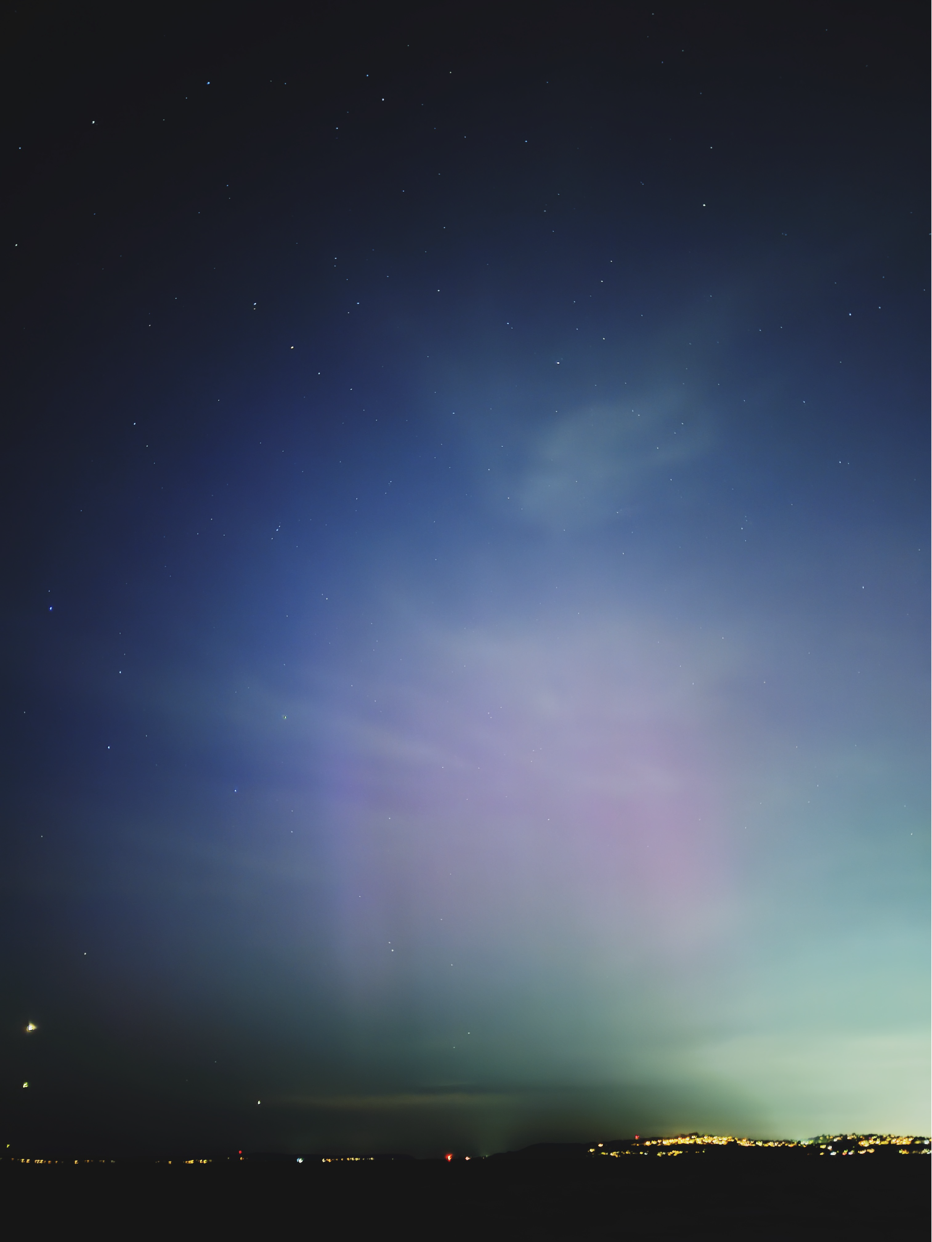 alt: The aurora borealis over Alki Beach in Seattle, WA