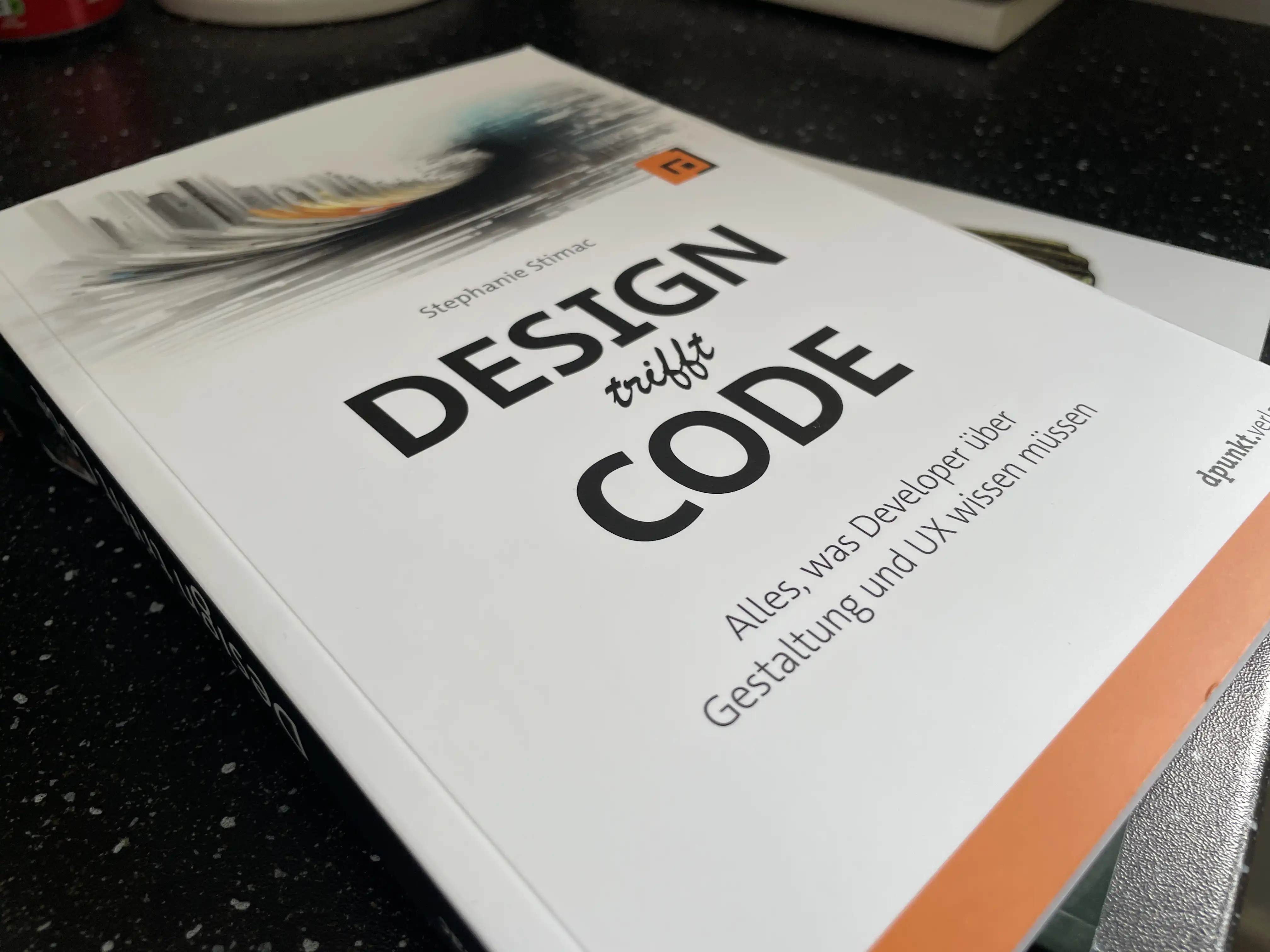 alt: a photo of the book "Design trifft Code" on a desk